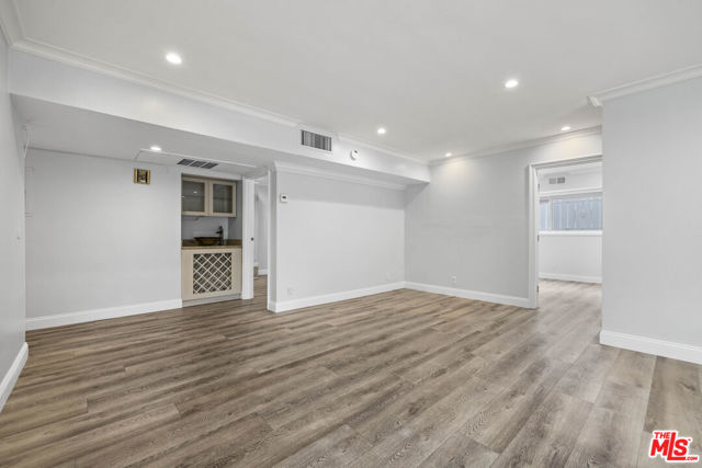 423 S Rexford Drive, Beverly Hills CA: https://media.crmls.org/mediaz/81ec5baf-f44c-4b78-93a9-f7ecd6152681.jpg