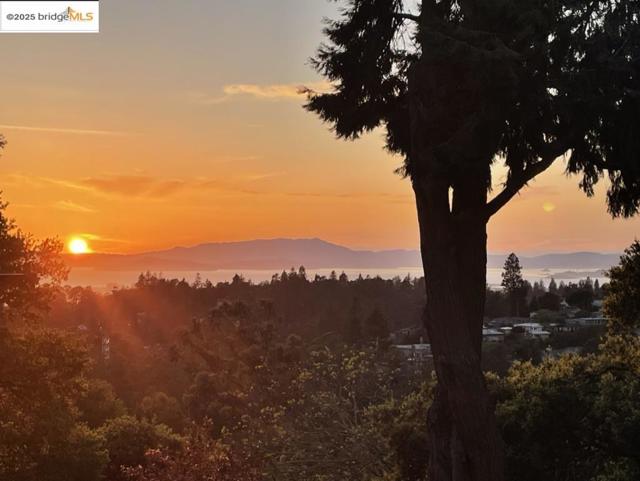 5855 Chelton Dr, Oakland CA: https://media.crmls.org/mediaz/81ecefb5-a688-400f-bd5c-b5215871ab47.jpg