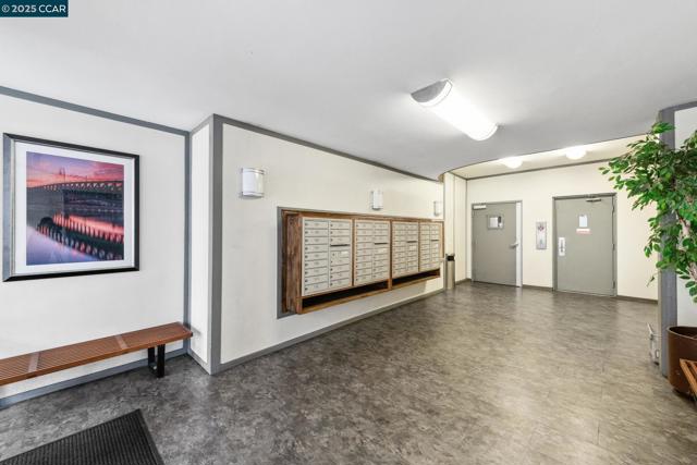 150 Pearl St, Oakland CA: https://media.crmls.org/mediaz/81ed53e3-397f-4e88-b50b-e18cb8fb0dae.jpg