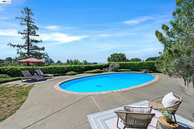 5354 Greenridge Rd, Castro Valley CA: https://media.crmls.org/mediaz/81ed65c5-baa2-4638-90f3-7acb20d33f6e.jpg