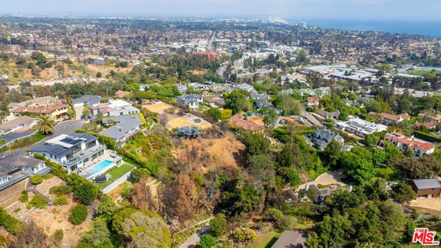 1055 El Medio Avenue, Pacific Palisades CA: https://media.crmls.org/mediaz/81edab40-9118-4908-a3c4-1218839837cb.jpg