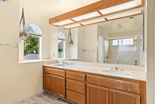 104 Bridgeview Ct, Crockett CA: https://media.crmls.org/mediaz/81edbcd1-c4b6-4166-bf53-8d82cff8c641.jpg