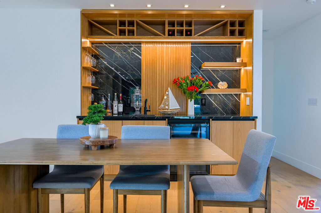 https://media.crmls.org/mediaz/81ef7361-ba3f-4fa2-b2ab-098810063f58.jpg?preset=X-Large