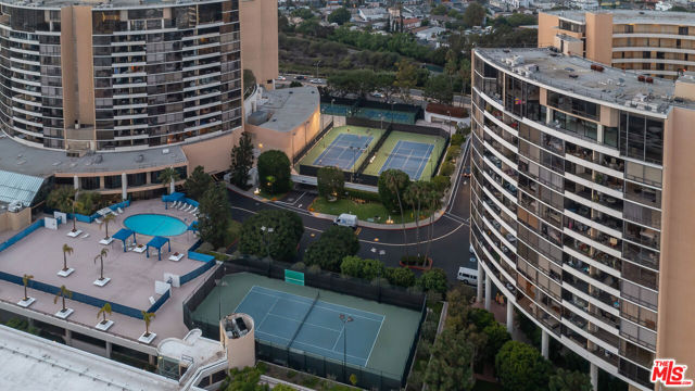 4265 Marina City Dr, Marina del Rey CA: https://media.crmls.org/mediaz/81f06cad-431e-4460-a26b-31221ce38bb2.jpg