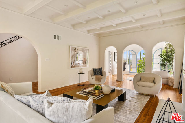 3716 Effingham Place, Los Angeles CA: https://media.crmls.org/mediaz/81f07984-2899-475a-b0b6-c2b35ffe12f4.jpg