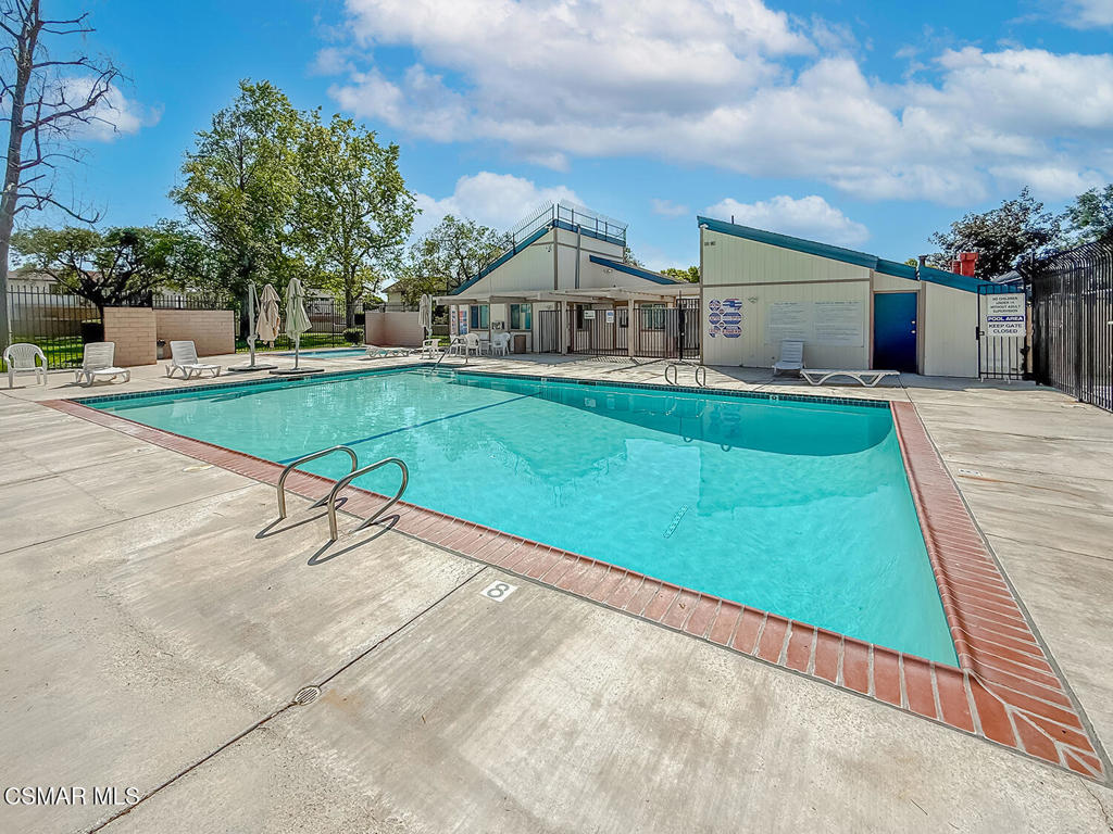 https://media.crmls.org/mediaz/81f10d7c-117c-419b-b15e-a56552ba09ec.jpg?preset=X-Large