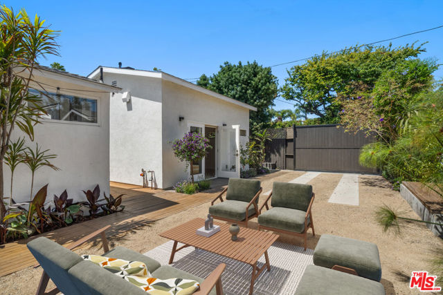 2425 Cloy Avenue, Venice CA: https://media.crmls.org/mediaz/81f1c2ac-caa7-4a7f-b168-3b872856ae24.jpg