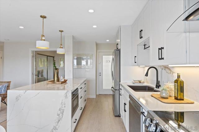 4007 Crown Point Drive, San Diego CA: https://media.crmls.org/mediaz/81f2102d-f0f8-4a6c-b778-17fb5b63d851.jpg