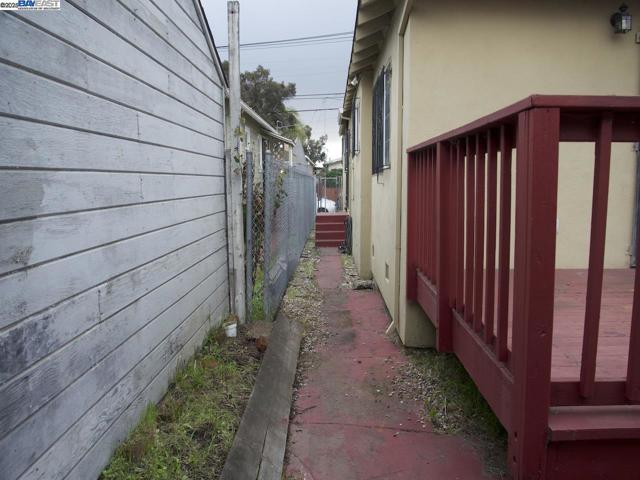 7608 Arthur St, Oakland CA: https://media.crmls.org/mediaz/81f2a023-2466-4a28-bfd7-dd76ba949b8a.jpg