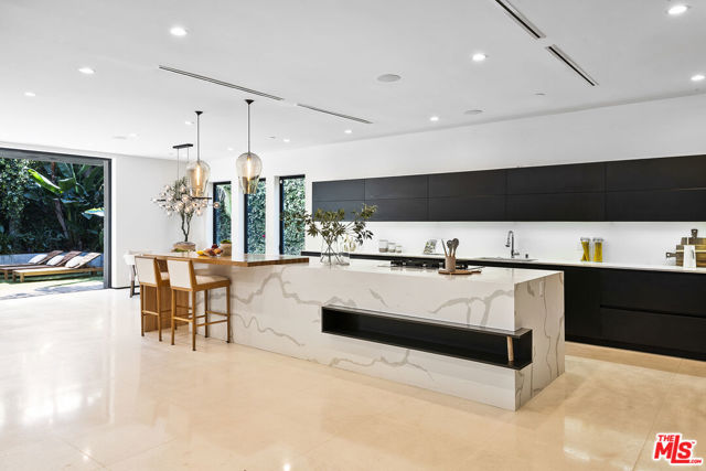 428 N La Jolla Avenue, Los Angeles CA: https://media.crmls.org/mediaz/81f41a40-3bd8-47e3-af00-3748894d4017.jpg
