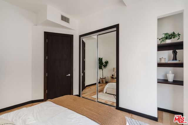 655 S Hope Street, Los Angeles CA: https://media.crmls.org/mediaz/81f4d541-b9d3-4e55-94d8-f9a7289f7fe1.jpg