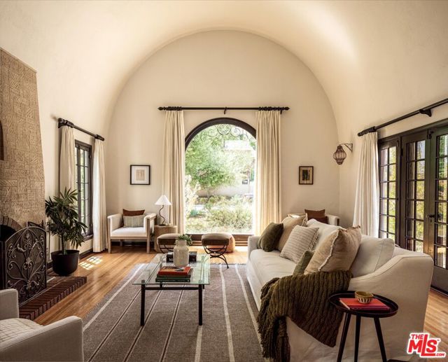 2064 Ames Street, Los Angeles CA: https://media.crmls.org/mediaz/81f5a9ce-cb7b-4969-af6c-b25a5e3878e8.jpg