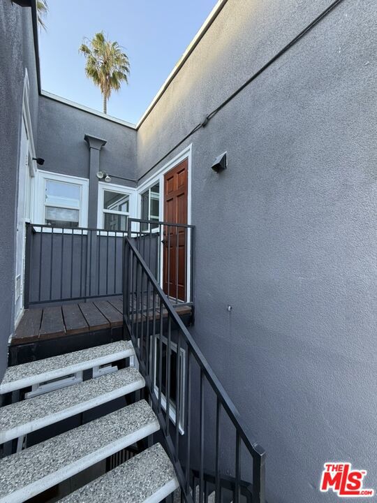 5530 Franklin, Los Angeles CA: https://media.crmls.org/mediaz/81f5e364-aa64-4bbb-abc9-f3856ceed9e6.jpg