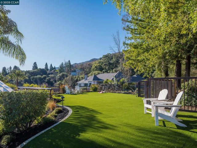21 Deer Oaks Ct, Pleasanton CA: https://media.crmls.org/mediaz/81f6f390-366e-46c0-8a7a-c44f50a48609.jpg