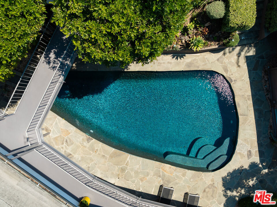 https://media.crmls.org/mediaz/81f758e5-fdb9-49cd-a616-b38ca522e70b.jpg?preset=X-Large