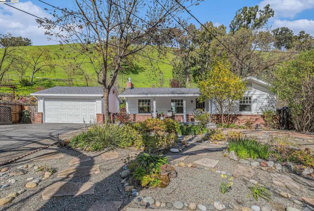 1592 SPRINGBROOK RD, Walnut Creek CA: https://media.crmls.org/mediaz/81f76cfb-1a86-4e1d-a977-71ecb03aa75c.jpg