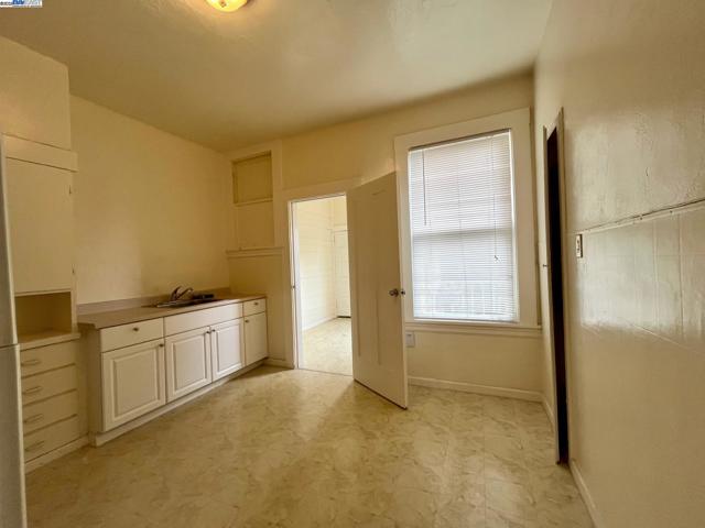 459 11Th Ave, San Francisco CA: https://media.crmls.org/mediaz/81f7e3aa-e7cb-43a2-9a38-5c9b3baee379.jpg