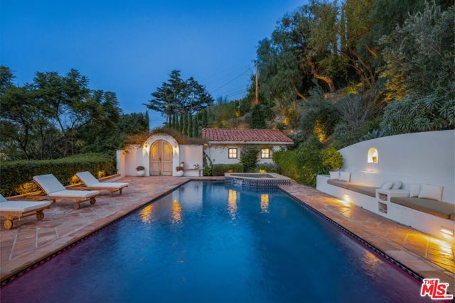 3646 Sunswept Drive, Studio City CA: https://media.crmls.org/mediaz/81f87cae-28be-416a-a987-8425de399538.jpg