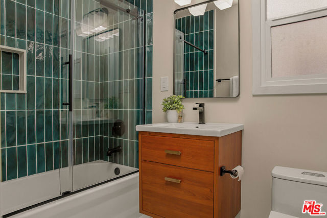 2046 S Burnside Avenue, Los Angeles CA: https://media.crmls.org/mediaz/81f9fdb2-f9c2-422d-b1f0-04fcafd9d83a.jpg