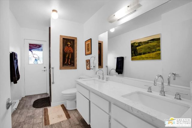 2250 Tamarisk Road, Palm Springs CA: https://media.crmls.org/mediaz/81faea8b-3b93-4e1b-b653-e58016121f78.jpg