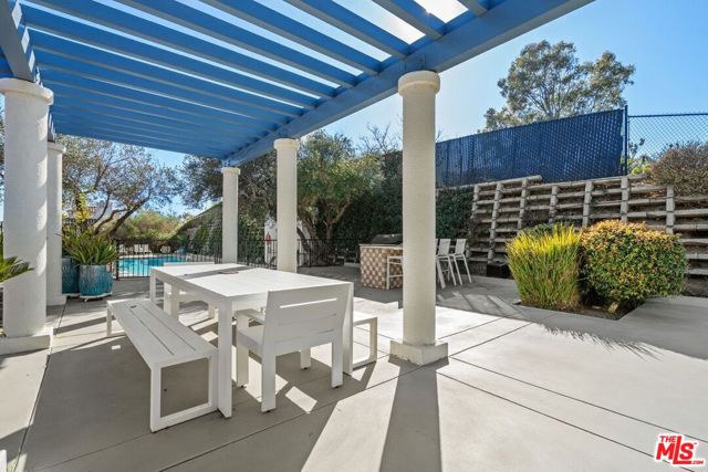 6435 Zumirez Drive, Malibu CA: https://media.crmls.org/mediaz/81fc9fa0-b6d7-4ae0-a69e-b2a313aac9a1.jpg
