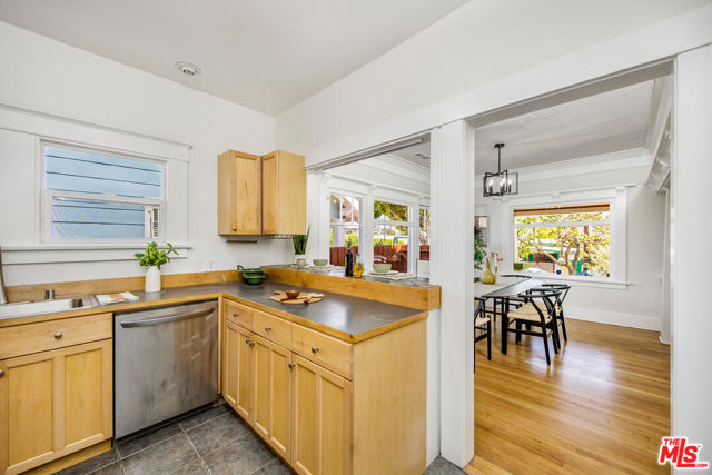 407 N Benton Way, Los Angeles CA: https://media.crmls.org/mediaz/81fcb226-2eff-45b9-896d-24f38ebd64b9.jpg