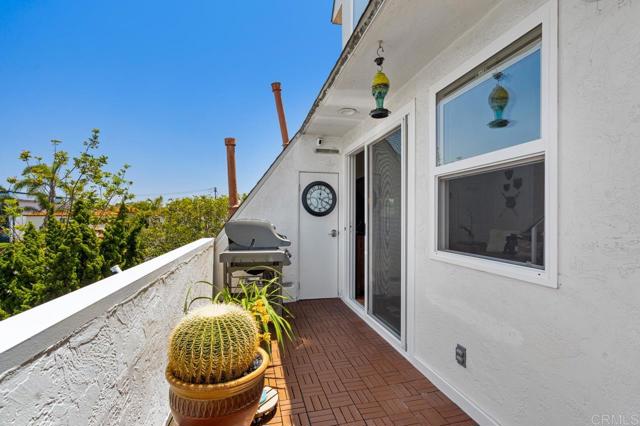 374 Orange Avenue, Coronado CA: https://media.crmls.org/mediaz/81fef88d-3b10-46a7-9c4e-2534e953156a.jpg