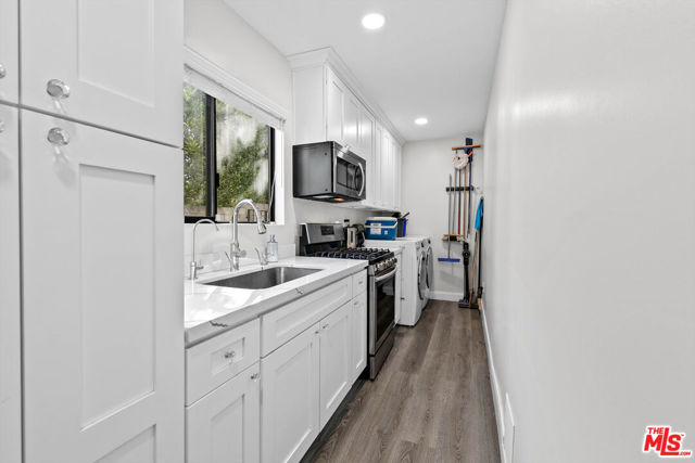 18912 Pasadero Drive, Tarzana CA: https://media.crmls.org/mediaz/81ff84d5-23ab-467f-b3c1-3b3335120795.jpg