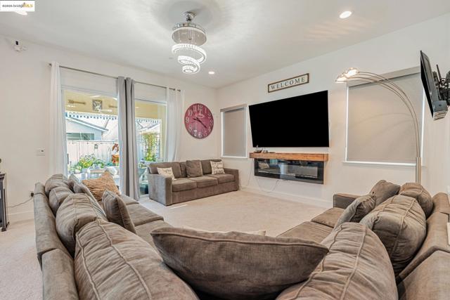 2281 Garden Farms Ave, Lathrop CA: https://media.crmls.org/mediaz/82004cb7-180f-4fed-a53c-47da3f12b48a.jpg
