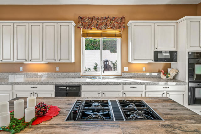 17 Corte Del Sol, Rancho Mirage CA: https://media.crmls.org/mediaz/82007c40-7788-4647-ab13-7146638b9682.jpg