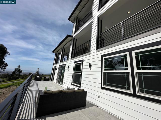 9 Turner Ct, Oakland CA: https://media.crmls.org/mediaz/82018135-fc52-457c-812f-cb5bfcf578cc.jpg