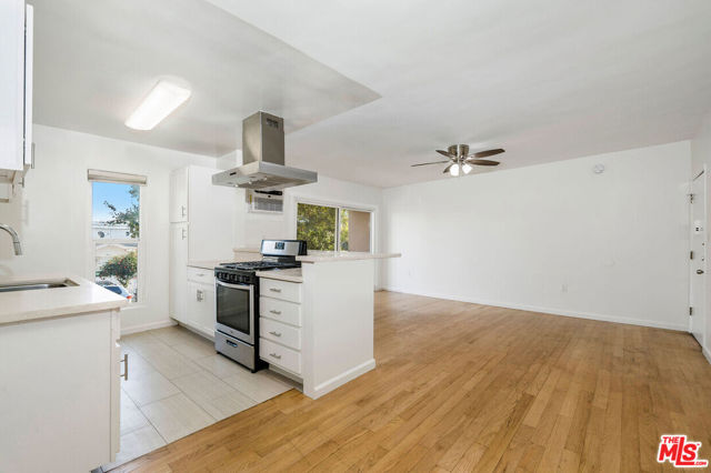 423 N Harvard Boulevard, Los Angeles CA: https://media.crmls.org/mediaz/8201b3a9-4b14-4ad5-bf7b-9d24ad98d54b.jpg