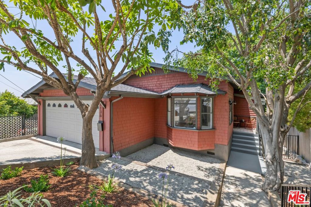 1136 W Edgeware Road