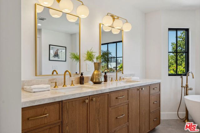 4949 Sancola Avenue, Toluca Lake CA: https://media.crmls.org/mediaz/8204f299-d0c7-43b1-9c10-6079b6abd2ee.jpg