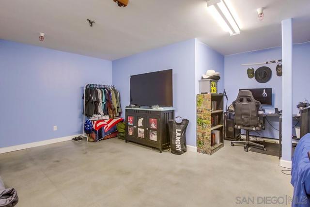 210 Frances Dr, El Cajon CA: https://media.crmls.org/mediaz/82060343-23ba-4efe-a1d3-4f927f27c891.jpg