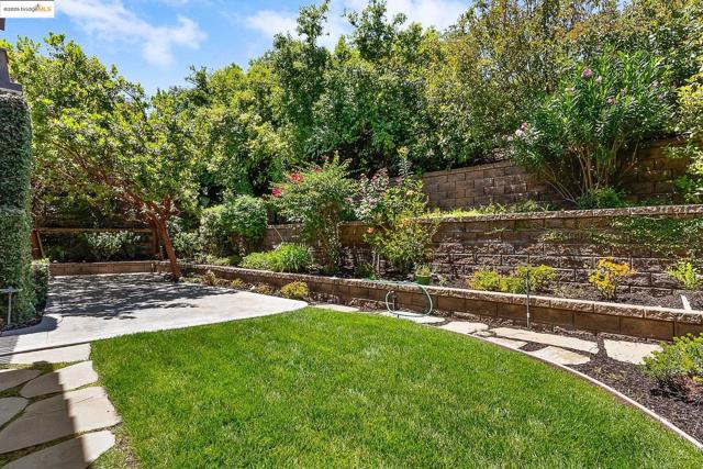 1101 Lafite Ct, Brentwood CA: https://media.crmls.org/mediaz/8206497e-5298-4e27-84ce-2e57ac11af19.jpg