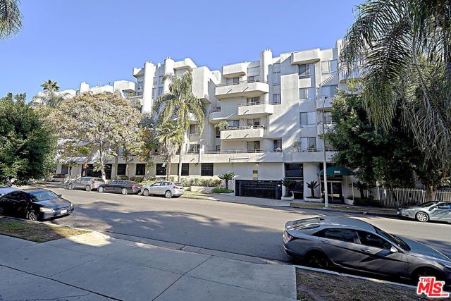 500 S Berendo Street, Los Angeles CA: https://media.crmls.org/mediaz/8206d189-1ccb-4420-b4f0-b8446559a145.jpg