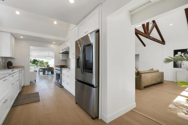 102 Castlewood Dr, Pleasanton CA: https://media.crmls.org/mediaz/8208407a-b9d2-40c2-8169-5e11100db44b.jpg