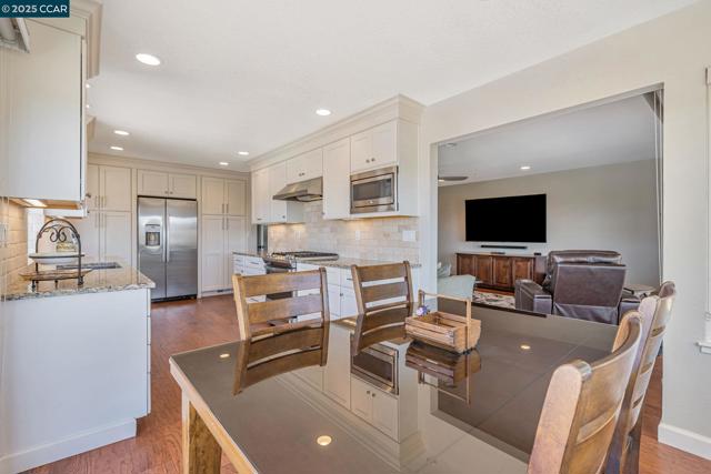 130 Samoa Ct, San Ramon CA: https://media.crmls.org/mediaz/82087f86-3563-4801-94a3-be94f6a2a112.jpg