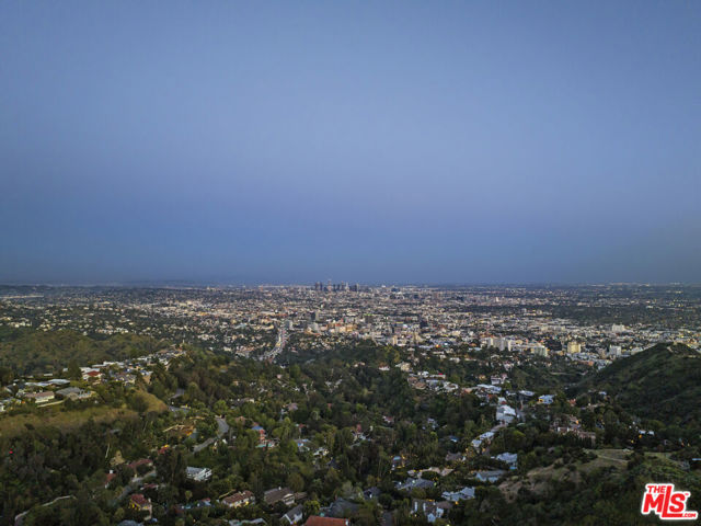 7308 Pacific View Drive, Los Angeles CA: https://media.crmls.org/mediaz/8208910e-e2b4-40b3-852f-d8e823fc8017.jpg