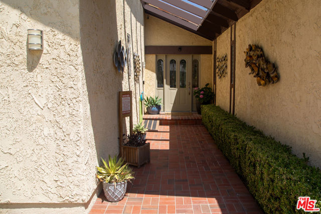 12818 Neon Way, Granada Hills CA: https://media.crmls.org/mediaz/8209d0c2-a3f1-44e5-a603-2975fe6d492b.jpg