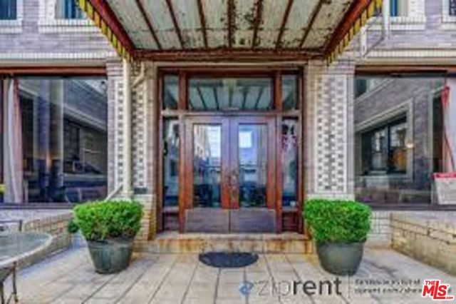 2121 James M Wood Boulevard, Los Angeles CA: https://media.crmls.org/mediaz/820a7385-b545-43e7-afed-7a745c5d460c.jpg