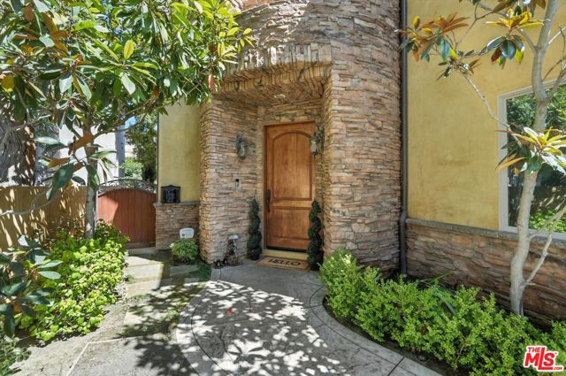3200 Elm Avenue, Manhattan Beach CA: https://media.crmls.org/mediaz/820ada4c-33d7-4f31-898d-df96e02e1106.jpg