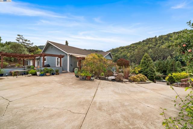 26928 Palomares Rd, Castro Valley CA: https://media.crmls.org/mediaz/820b02e6-30a9-4ddc-a5ec-0a5d094e1918.jpg
