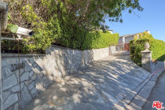 1300 Summitridge Drive, Beverly Hills CA: https://media.crmls.org/mediaz/820b2b63-6635-451d-910a-c5191c019572.jpg