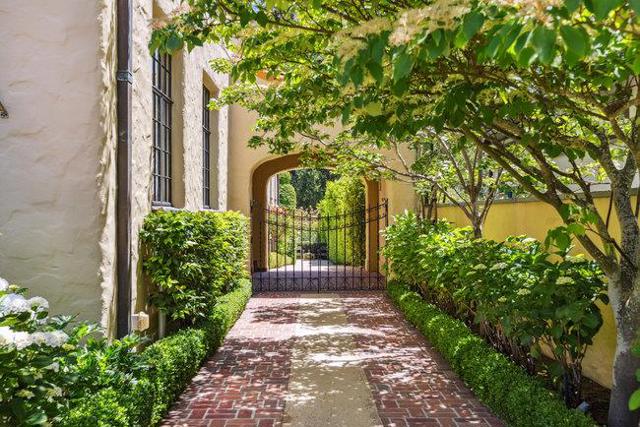 2307 Easton Drive, Burlingame CA: https://media.crmls.org/mediaz/820bdb8d-6cfa-4b18-869e-8ac07e072282.jpg