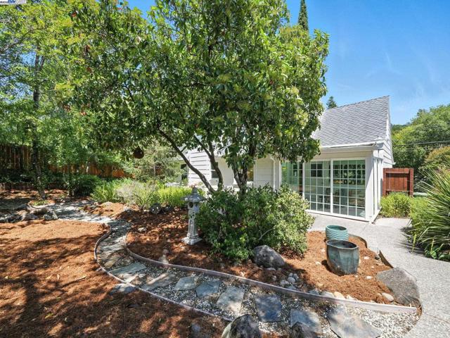 160 Moraga Way, Orinda CA: https://media.crmls.org/mediaz/820dc129-02c4-4897-8310-ee2c20f41b4d.jpg