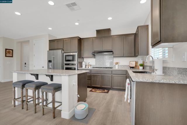 901 Goldfinch Cir, Vacaville CA: https://media.crmls.org/mediaz/820e362a-e444-48a4-b354-e9b56b03b7bb.jpg
