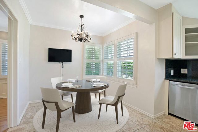 4922 Hayvenhurst Avenue, Encino CA: https://media.crmls.org/mediaz/820e71a2-c5ff-4700-8bb4-26f2bbec0809.jpg