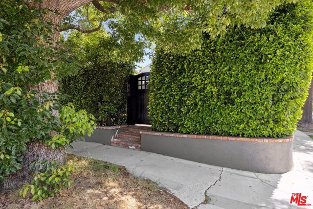 800 N Rose Street, Burbank CA: https://media.crmls.org/mediaz/820f22a5-2a60-4465-b634-d2a360f6c2cf.jpg